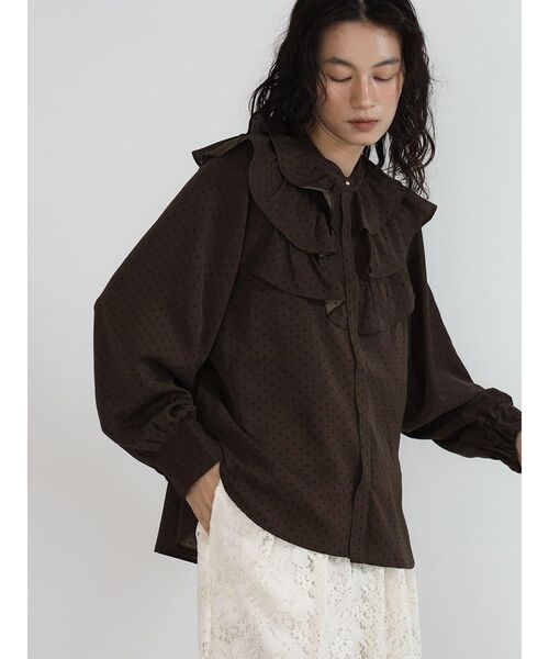 FIKA.(フィーカ)の「Dot frills blouse(シャツ/ブラウス・レディース・ダークブラウン/ベージュ/ブラック・MEDIUM)」の15枚目の写真