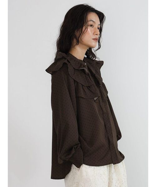 FIKA.(フィーカ)の「Dot frills blouse(シャツ/ブラウス・レディース・ダークブラウン/ベージュ/ブラック・MEDIUM)」の16枚目の写真