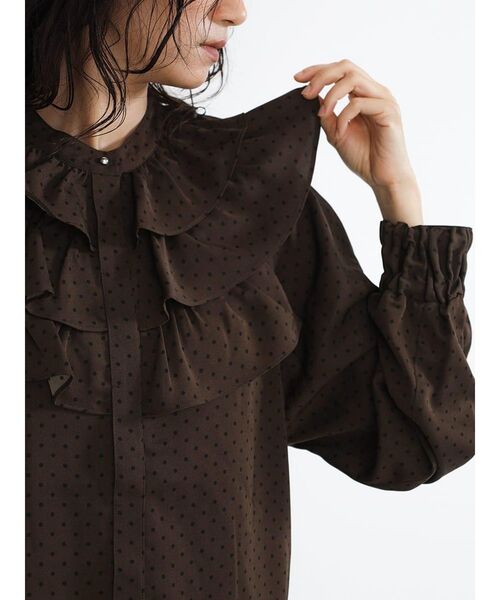 FIKA.(フィーカ)の「Dot frills blouse(シャツ/ブラウス・レディース・ダークブラウン/ベージュ/ブラック・MEDIUM)」の18枚目の写真