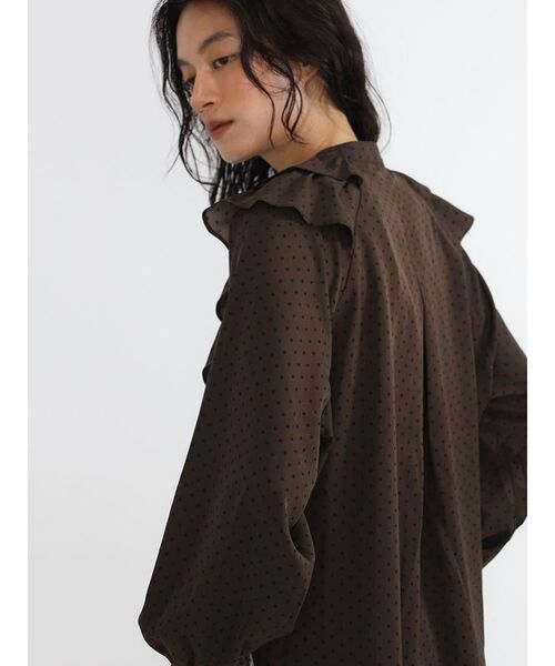 FIKA.(フィーカ)の「Dot frills blouse(シャツ/ブラウス・レディース・ダークブラウン/ベージュ/ブラック・MEDIUM)」の19枚目の写真