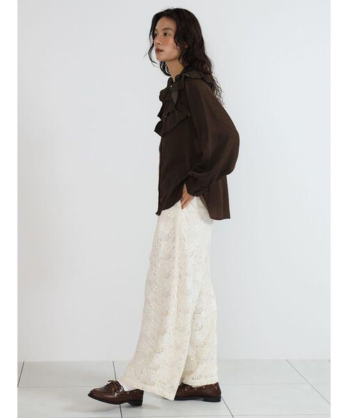 FIKA.(フィーカ)の「Dot frills blouse(シャツ/ブラウス・レディース・ダークブラウン/ベージュ/ブラック・MEDIUM)」の21枚目の写真