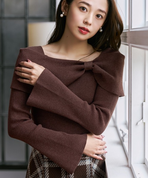 MISCH MASCH(ミッシュマッシュ)の「2026秋冬新作 クリスタルラメ2wayリボンケープニット(ニット/セーター・レディース・ブラック/ブラウン/ホワイト/ワイン/グリーン系・フリ-)」の1枚目の写真