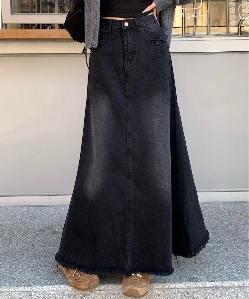 &soiree(アンドソワレ)の「フリンジヘムデニムマキシフレアスカート(デニムスカート・レディース・ブラック・LARGE/X-LARGE/SMALL/MEDIUM)」の1枚目の写真