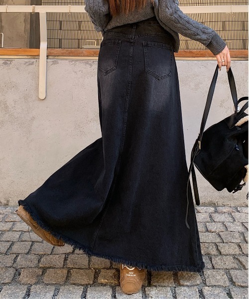 &soiree(アンドソワレ)の「フリンジヘムデニムマキシフレアスカート(デニムスカート・レディース・ブラック・LARGE/X-LARGE/SMALL/MEDIUM)」の4枚目の写真