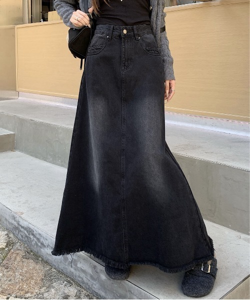 &soiree(アンドソワレ)の「フリンジヘムデニムマキシフレアスカート(デニムスカート・レディース・ブラック・LARGE/X-LARGE/SMALL/MEDIUM)」の2枚目の写真