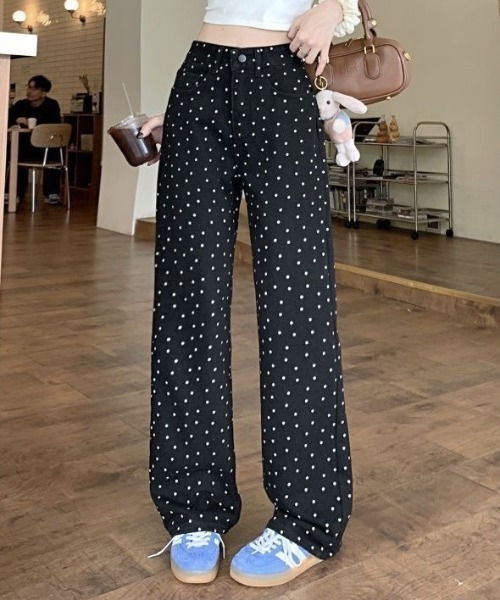 AVYL(アヴィル)の「小花柄ハイウエストワイドデニムパンツ(デニムパンツ・レディース・ブラック・M/S/L)」の2枚目の写真