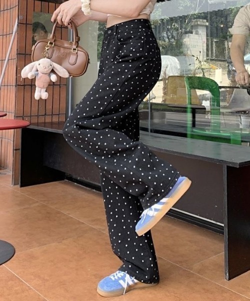 AVYL(アヴィル)の「小花柄ハイウエストワイドデニムパンツ(デニムパンツ・レディース・ブラック・M/S/L)」の4枚目の写真