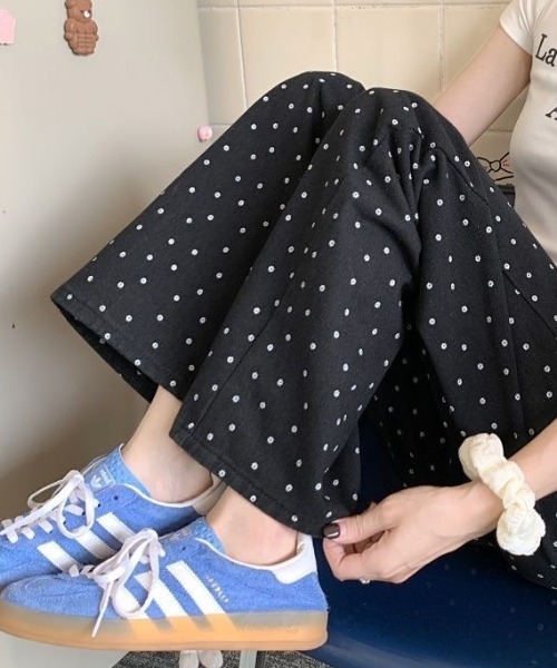 AVYL(アヴィル)の「小花柄ハイウエストワイドデニムパンツ(デニムパンツ・レディース・ブラック・M/S/L)」の3枚目の写真