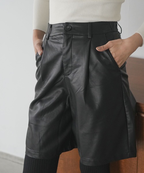 mili an deni(ミリアンデニ)の「ウェストタックエコレザーハーフパンツ(その他パンツ・レディース・ブラック・M)」の13枚目の写真