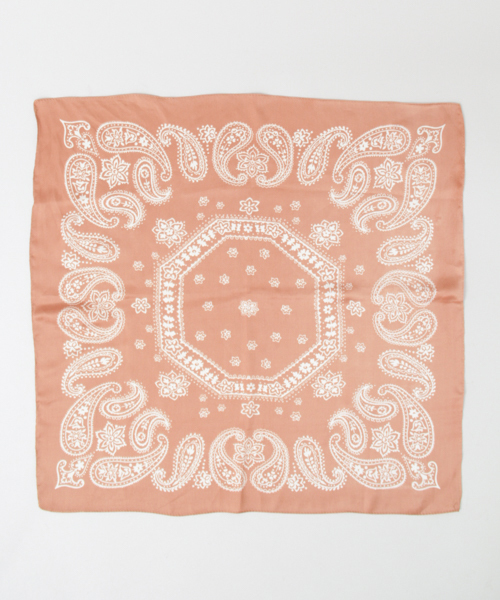 URBAN RESEARCH（アーバンリサーチ）の「UR バンダナ柄スカーフ（バンダナ/スカーフ・レディース・ライトカーキ/オレンジ系その他/ブラック/アイボリー・FREE）」の5枚目の写真