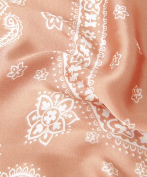 URBAN RESEARCH（アーバンリサーチ）の「UR バンダナ柄スカーフ（バンダナ/スカーフ・レディース・ライトカーキ/オレンジ系その他/ブラック/アイボリー・FREE）」の6枚目の写真