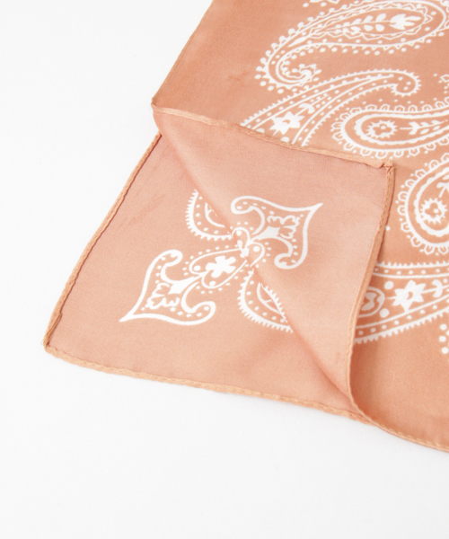 URBAN RESEARCH（アーバンリサーチ）の「UR バンダナ柄スカーフ（バンダナ/スカーフ・レディース・ライトカーキ/オレンジ系その他/ブラック/アイボリー・FREE）」の8枚目の写真