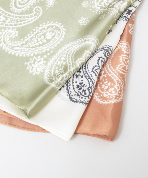 URBAN RESEARCH（アーバンリサーチ）の「UR バンダナ柄スカーフ（バンダナ/スカーフ・レディース・ライトカーキ/オレンジ系その他/ブラック/アイボリー・FREE）」の9枚目の写真