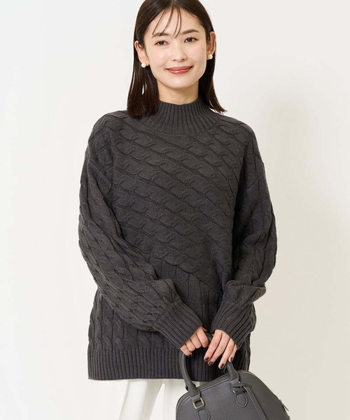 a.v.v(アーヴェヴェ)の「ケーブル編みバイアスデザインニット(ニット/セーター・レディース・ダークグレー/アイボリー/レッド・40/38/36/34/42)」の1枚目の写真