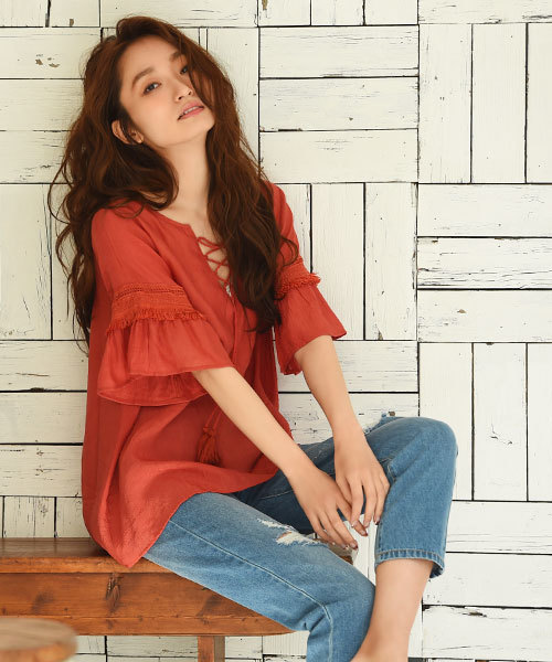 Luz Llena(ラズレナ)の「レースアップタッセルブラウス(シャツ/ブラウス・レディース・レッド/ブラック・MEDIUM)」の1枚目の写真