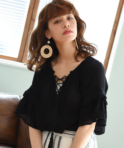 Luz Llena(ラズレナ)の「レースアップタッセルブラウス(シャツ/ブラウス・レディース・レッド/ブラック・MEDIUM)」の2枚目の写真