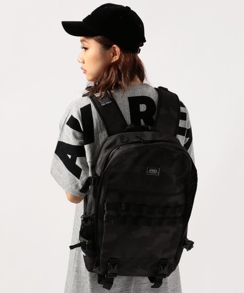 AVIREX(アヴィレックス)の「【直営店限定】AVIREX×NER ERA SMART PACK Metaric Badge/ アヴィレックス×ニューエラ スマートパック メタリックバッジ(バックパック/リュック・メンズ・ブラック・FREE)」の1枚目の写真