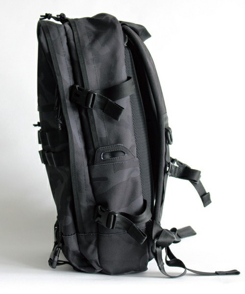 AVIREX(アヴィレックス)の「【直営店限定】AVIREX×NER ERA SMART PACK Metaric Badge/ アヴィレックス×ニューエラ スマートパック メタリックバッジ(バックパック/リュック・メンズ・ブラック・FREE)」の5枚目の写真