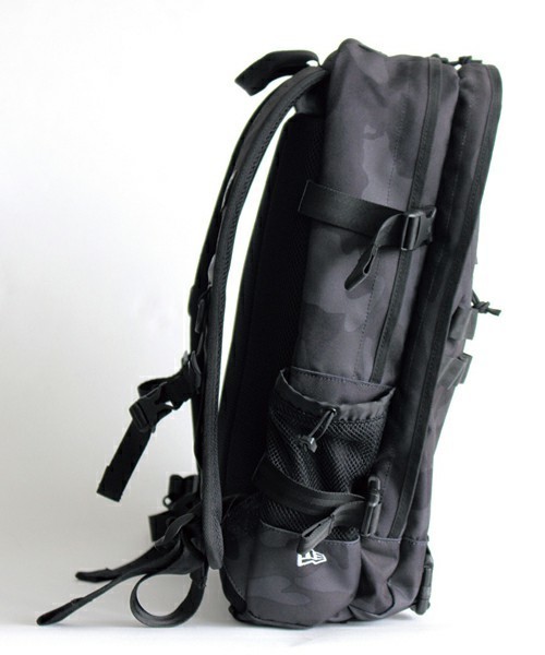 AVIREX(アヴィレックス)の「【直営店限定】AVIREX×NER ERA SMART PACK Metaric Badge/ アヴィレックス×ニューエラ スマートパック メタリックバッジ(バックパック/リュック・メンズ・ブラック・FREE)」の6枚目の写真