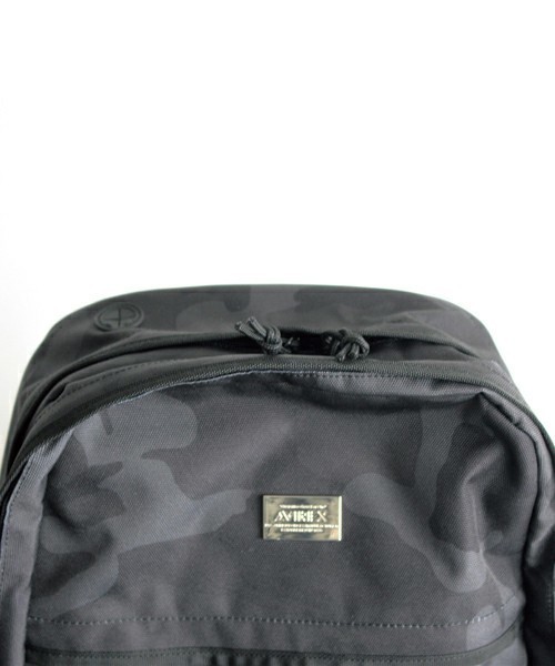 AVIREX(アヴィレックス)の「【直営店限定】AVIREX×NER ERA SMART PACK Metaric Badge/ アヴィレックス×ニューエラ スマートパック メタリックバッジ(バックパック/リュック・メンズ・ブラック・FREE)」の7枚目の写真