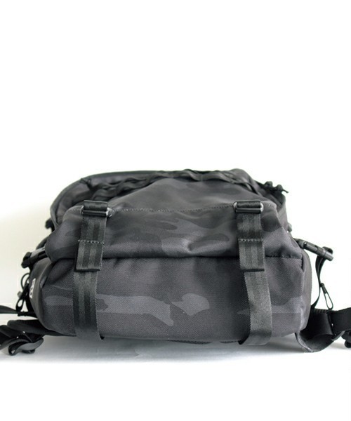 AVIREX(アヴィレックス)の「【直営店限定】AVIREX×NER ERA SMART PACK Metaric Badge/ アヴィレックス×ニューエラ スマートパック メタリックバッジ(バックパック/リュック・メンズ・ブラック・FREE)」の9枚目の写真