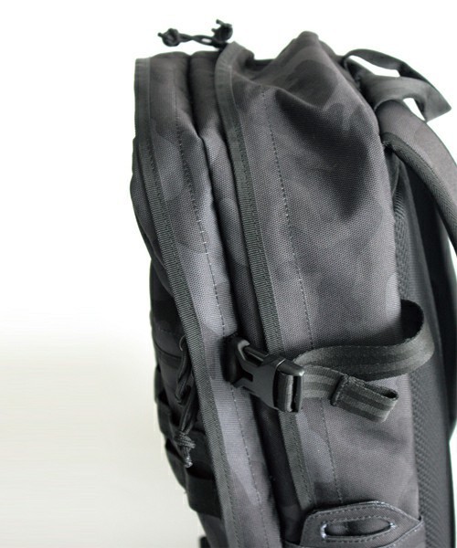 AVIREX(アヴィレックス)の「【直営店限定】AVIREX×NER ERA SMART PACK Metaric Badge/ アヴィレックス×ニューエラ スマートパック メタリックバッジ(バックパック/リュック・メンズ・ブラック・FREE)」の10枚目の写真