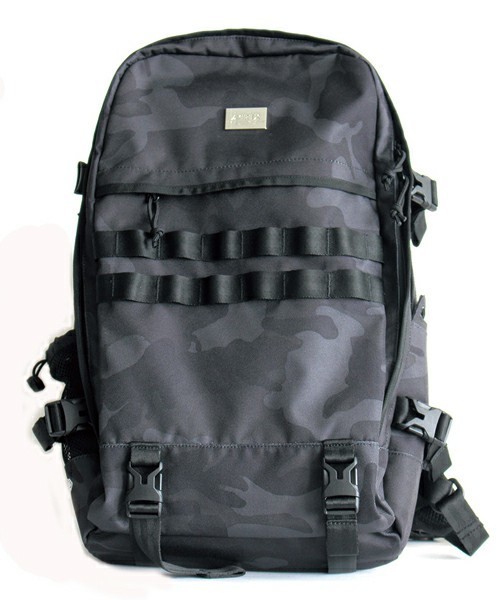 AVIREX(アヴィレックス)の「【直営店限定】AVIREX×NER ERA SMART PACK Metaric Badge/ アヴィレックス×ニューエラ スマートパック メタリックバッジ(バックパック/リュック・メンズ・ブラック・FREE)」の3枚目の写真