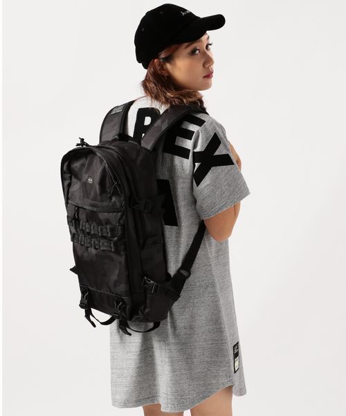 AVIREX(アヴィレックス)の「【直営店限定】AVIREX×NER ERA SMART PACK Metaric Badge/ アヴィレックス×ニューエラ スマートパック メタリックバッジ(バックパック/リュック・メンズ・ブラック・FREE)」の2枚目の写真