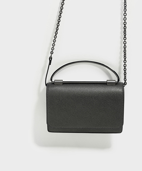 CHARLES & KEITH(チャールズ & キース)の「プッシュロックハンドバッグ / PUSH LOCK HANDBAG(ハンドバッグ・レディース・ライトグレー/ブラック/レッド・S)」の17枚目の写真