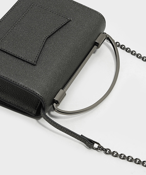 CHARLES & KEITH(チャールズ & キース)の「プッシュロックハンドバッグ / PUSH LOCK HANDBAG(ハンドバッグ・レディース・ライトグレー/ブラック/レッド・S)」の10枚目の写真