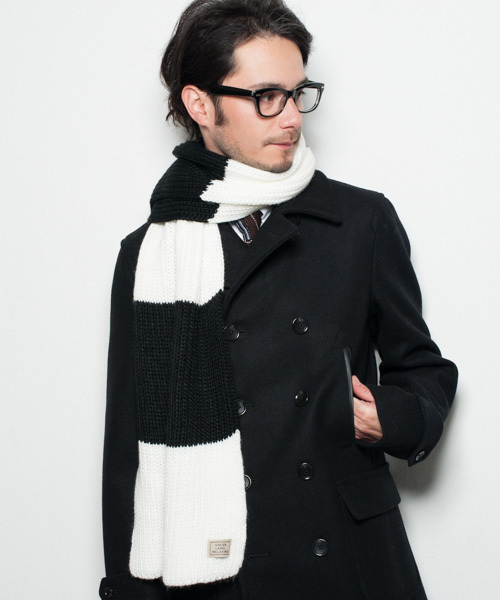 green label relaxing(グリーンレーベルリラクシング)の「BIG BORDER AC マフラー(マフラー・メンズ・ブラック/ベージュ/レッド/コバルトブルー・フリー)」の2枚目の写真