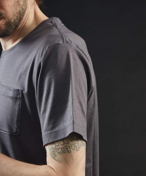 5351 POUR LES HOMMES(ゴーサンゴーイチプールオム)の「【クルーネック】プライマリースムース半袖Tシャツ(Tシャツ/カットソー・メンズ・ホワイト/チャコールグレー/ブラック・44/46/48/50)」の6枚目の写真