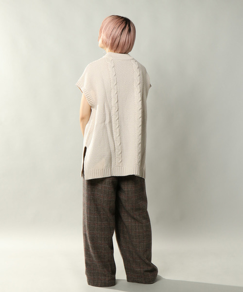 notch.（ノッチ）の「ハイネックケーブルニットベスト（ベスト・レディース・オフホワイト/チャコールグレー/ベージュ・M）」の12枚目の写真