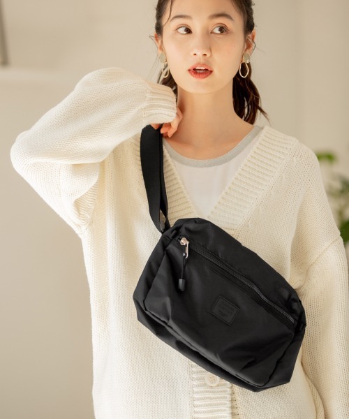 GLOBAL WORK（グローバルワーク）の「撥水スクエアショルダー/861847（ショルダーバッグ・レディース・ホワイト/その他/ブラック/ブラウン・FREE）」の3枚目の写真