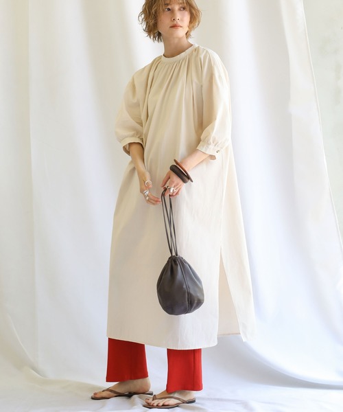 select MOCA(セレクトモカ)の「フロントギャザースタンドカラーシャツワンピース/コットンビックシルエットワンピース(ワンピース・レディース・ブラック/ライトベージュ・FREE)」の2枚目の写真