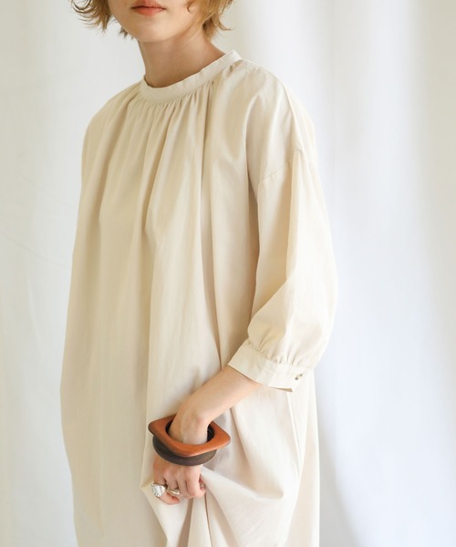 select MOCA(セレクトモカ)の「フロントギャザースタンドカラーシャツワンピース/コットンビックシルエットワンピース(ワンピース・レディース・ブラック/ライトベージュ・FREE)」の7枚目の写真