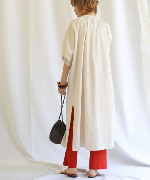 select MOCA(セレクトモカ)の「フロントギャザースタンドカラーシャツワンピース/コットンビックシルエットワンピース(ワンピース・レディース・ブラック/ライトベージュ・FREE)」の6枚目の写真