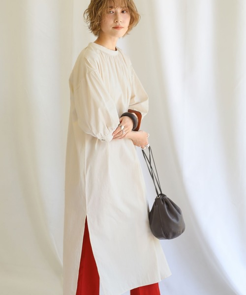 select MOCA(セレクトモカ)の「フロントギャザースタンドカラーシャツワンピース/コットンビックシルエットワンピース(ワンピース・レディース・ブラック/ライトベージュ・FREE)」の4枚目の写真