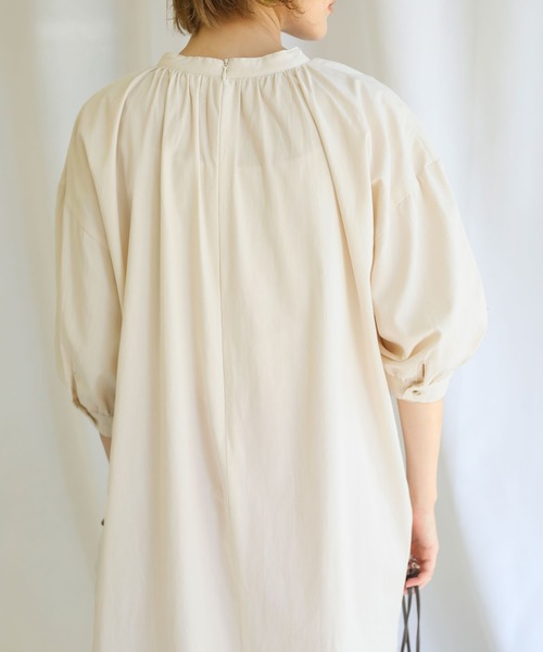 select MOCA(セレクトモカ)の「フロントギャザースタンドカラーシャツワンピース/コットンビックシルエットワンピース(ワンピース・レディース・ブラック/ライトベージュ・FREE)」の8枚目の写真