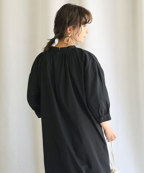 select MOCA(セレクトモカ)の「フロントギャザースタンドカラーシャツワンピース/コットンビックシルエットワンピース(ワンピース・レディース・ブラック/ライトベージュ・FREE)」の11枚目の写真