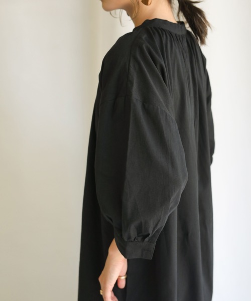 select MOCA(セレクトモカ)の「フロントギャザースタンドカラーシャツワンピース/コットンビックシルエットワンピース(ワンピース・レディース・ブラック/ライトベージュ・FREE)」の12枚目の写真