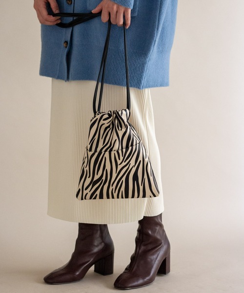 ottilie（オティーリエ）の「巾着ショルダーバッグ（ショルダーバッグ・レディース・ベージュ/シルバー/ゴールド/グレイッシュベージュ/グレー・FREE）」の3枚目の写真