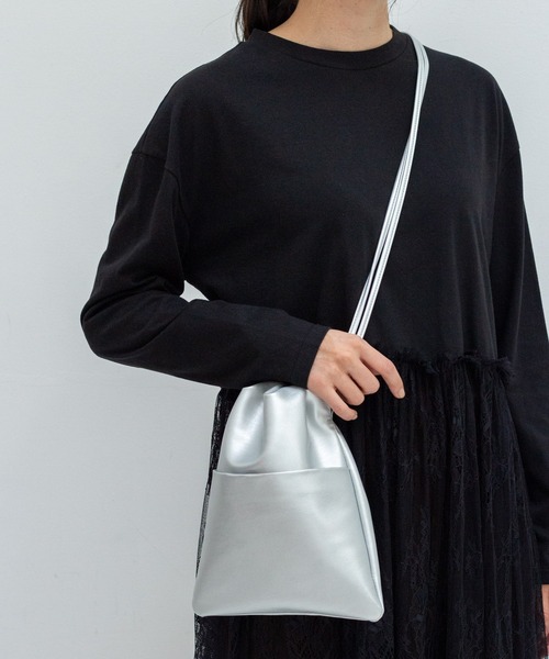 ottilie（オティーリエ）の「巾着ショルダーバッグ（ショルダーバッグ・レディース・ベージュ/シルバー/ゴールド/グレイッシュベージュ/グレー・FREE）」の4枚目の写真