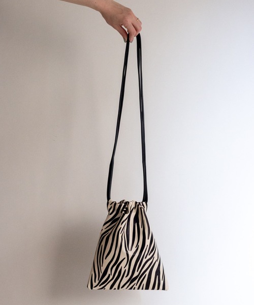 ottilie（オティーリエ）の「巾着ショルダーバッグ（ショルダーバッグ・レディース・ベージュ/シルバー/ゴールド/グレイッシュベージュ/グレー・FREE）」の22枚目の写真