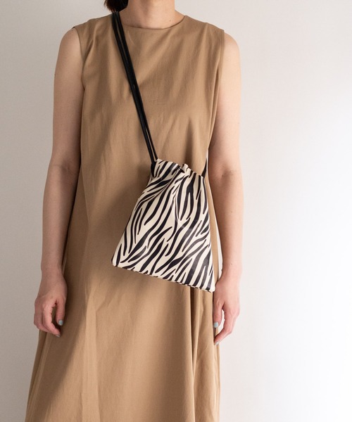 ottilie（オティーリエ）の「巾着ショルダーバッグ（ショルダーバッグ・レディース・ベージュ/シルバー/ゴールド/グレイッシュベージュ/グレー・FREE）」の20枚目の写真