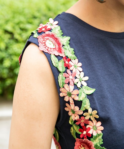 MILLION CARATS（ミリオンカラッツ）の「花レースカットソータンクトップス（Tシャツ/カットソー・レディース・グレー/ブルー系その他/ネイビー/ブラック系その他/オフホワイト/グレー系その他/ホワイト系その他/ブラック・FREE）」の16枚目の写真