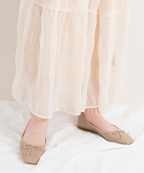 RANDA(ランダ)の「ソフト リボンスクエアトゥフラットパンプス(パンプス・レディース・アイボリー/ゼブラ/グレイッシュベージュ/ブラック/シルバー/イエロー・22.5/24.5/25/25.5/23/23.5/24/22)」の1枚目の写真