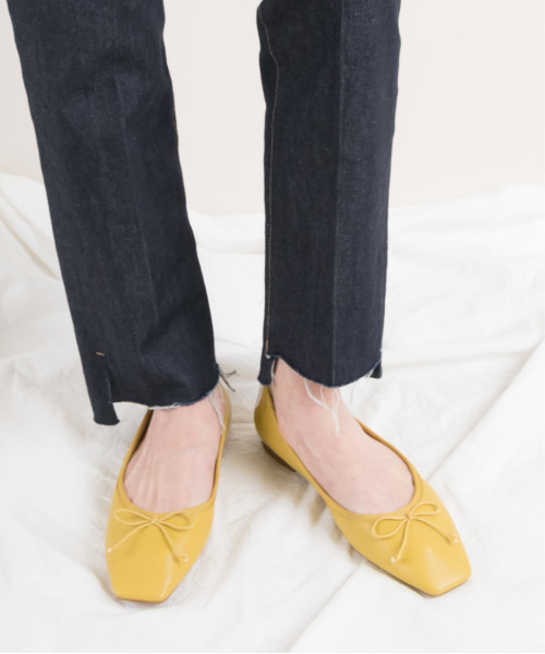 RANDA(ランダ)の「ソフト リボンスクエアトゥフラットパンプス(パンプス・レディース・アイボリー/ゼブラ/グレイッシュベージュ/ブラック/シルバー/イエロー・22.5/24.5/25/25.5/23/23.5/24/22)」の4枚目の写真