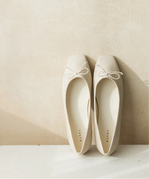 RANDA(ランダ)の「ソフト リボンスクエアトゥフラットパンプス(パンプス・レディース・アイボリー/ゼブラ/グレイッシュベージュ/ブラック/シルバー/イエロー・22.5/24.5/25/25.5/23/23.5/24/22)」の2枚目の写真