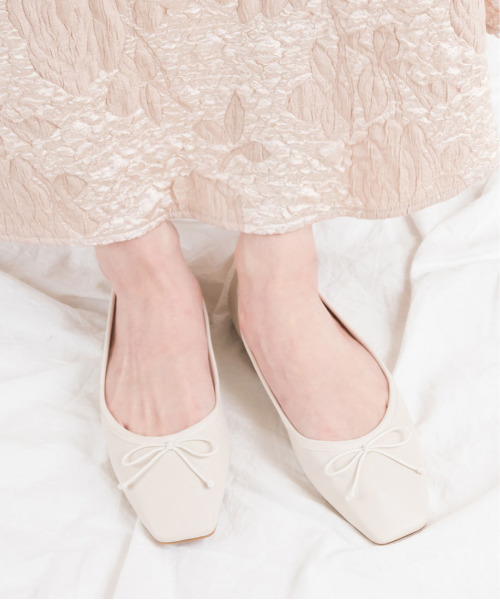 RANDA(ランダ)の「ソフト リボンスクエアトゥフラットパンプス(パンプス・レディース・アイボリー/ゼブラ/グレイッシュベージュ/ブラック/シルバー/イエロー・22.5/24.5/25/25.5/23/23.5/24/22)」の7枚目の写真